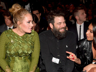 އެޑެލް އާއި ފިރމީހާ ސައިމަން ކޮނެކީ