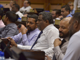 ރައްޔިތުންގެ މަޖިލީހުގެ ޖަލްސާއެއްގައި ބައެއް މެމްބަރުން