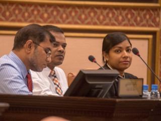 ރައްޔިތުންގެ މަޖިލީހުގެ ޖަލްސާގައި އައްޑޫ ސިޓީގެ ބައެއް ދާއިރާތަކުގެ މެމްބަރުން: އެ ބިލު މަޖިލީހަށް ހުށަހެޅުއްވީ އަލީ ނިޒާރު