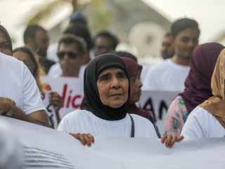 ރިޟްވާނުގެ ބައޮގްރަފީ އެންމެ ފުރަތަމަ ހަދިޔާ ކުރުމަށް ހަމަޖެހިފައިވަނީ އޭނާގެ މަންމައަށް