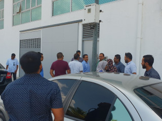 ޔާމީން ކޯޓަށް ވަޑައިގަތުމަށް ކާރު ކޮޅަށް އަރައިވަޑައިގަންނަވަނީ