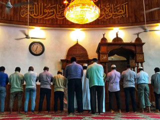 ބަދަލުހިފުމުގެ ހަމަލާއެއްގެ ބިރާއެކު ލަންކާގައި ހުކުރު ނަމާދު ޖަމާއަތް ނުހެދުމަށް އިލްތިމާސްކޮށްފި