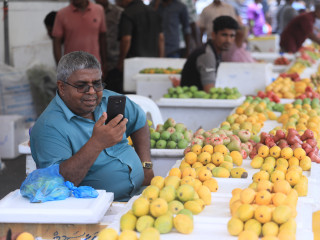 މާރުކޭޓް ސަރަހައްދު މީހަކު އަނބު ވިއްކަނީ