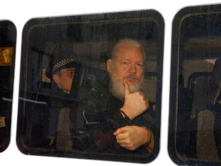 ޫޖޫލިއަން އަސާންޖް އިނގެރޭސި ފުލުހުންގެ ބެލުމުގެ ދަށުގައި