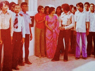 އެންމެ ފުރަތަމަ ކަނޑައެޅުނު ރަސްމީ ހެދުމާއެކު، ސަރުކާރުގެ މުވައްޒަފުންތަކެއް