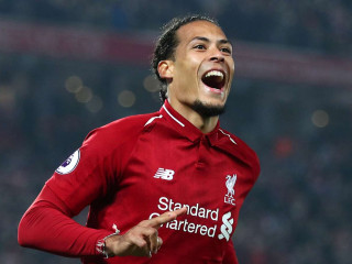 ލިވަރޕޫލްއަށް ކުޅެމުން އަންނަ ނެދަރލެންޑްސްގެ ޑިފެންޑަރު ވަރޖިލް ވެން ޑައިކް