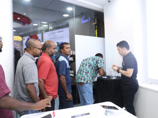 މެކްސްކޮމްގެ ޝޯރޫމްގައި ކަސްޓަމަރުންތަކެއް - ވާވޭ \'\'ޕީ30\" އާއި \"ޕީ30 ޕްރޯ\" ފޯނު ލޯންޗުކުރުމުގެ ރަސްމިއްޔާތުގައި