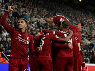 ޓްރެންޓް އެލެގްޒެންޑަރ-އަރނޯލްޑް (ވ-1) ލިވަރޕޫލުގެ ކުޅުންތެރިންނާއެކު އުފާފާޅުކުރަނީ