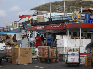 ނޯތު ހާބަރުގައި މުދާތަކެއް ބަރުކުރަނީ. ރޭ ވަނީ އެ ހާބަރުގައި އޮތް ބޯޓެއްގައި ގޭސްފުޅިއެއް ގޮވައި އެބޯޓުގެ މީހުންނަށް އަނިޔާވެފައި