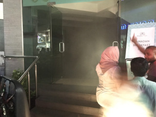 މޫކައި ސުއިޓްސްގައި އަލިފާނުގެ ހާދިސާއެއް ހިނގައިގެން ހަރަކާތްތެރިވަނީ