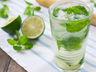 ކިއުކަމްބަރ އަދި މިންޓް އަޅާފައި ހުރި ލެމަނޭޑް