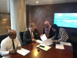 ޕްލޯޓިން އައިލެންޑް ހެދުމުގެ މަޝްރޫޢުގެ އެއްބަސްވުމުގައި ސޮއިކުރުން