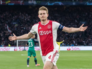 އަޔަކްސްއަށް ކުޅެމުން އަންނަ ޑެލައިޓް