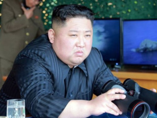 އުތުރު ކޮރެއާގެ ލީޑަރު ކިިމް ޖޮން-އުން މިދިޔަހަފްތާގައި އެގައުމުން ފޮނުވާލި މިސައިލް އުދުއްސާލާ މަންޒަރު ބައްލަވަނީ