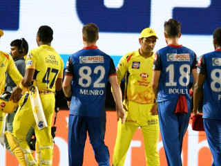 ޗެންނާއި ސުޕަރކިންގްްސްގެ ކެޕްޓަން މަހިންދްރަ ސިންގް ދޯނީ މުމްބާއީ އިންޑިއަންސްގެ ކުޅުންތެރިންނާ ސަލާން ކުރަނީ