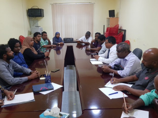 އެންވައިރަމަންޓް މިނިސްޓަރ ޑރ ހުސައިން ރަޝީދު މާފުށީ ކައުންސިލާއި ބައްދަލު ކުރައްވަނީ