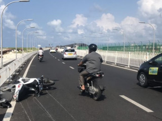 އެކްސިޑެންޓް ހިނގި ދުއްވާފައި ދިޔަ ސައިކަލެއް އޯވާޓެކް ކުރަން އުޅުމުގެ ތެރޭގައި