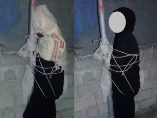 މޫނުގައި ގޯންޏެއް އޮޅައި، ހޮޅިދަނޑިއެއްގައި ބަނދެފައި