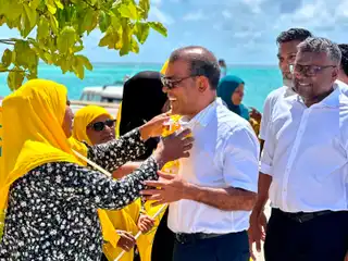ގދ.ފިޔޯރީ އަށް ކުރީގެ ރައީސް މުހައްމަދު ނަޝީދު ވަޑައިގެންނެވުމުން އެރަށުގެ ރައްޔިތުން ވަނީ އެމަނިކުފާނަށް ހޫނު މަރުހަބާއެއް ދަންނަވާފައި.  