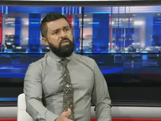 ރާއްޖެޓީވީގެ ފަލަސުރުހީ ޕްރޮގްރާމްގައި ގާނޫނީ ވަކީލް އާދަމް އާސިފް ވާހަކަ ދައްކަވަނީ. 