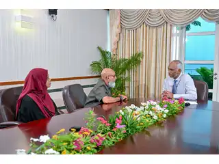 ރައީސުލްޖުމްހޫރިއްޔާއާ ބައްދަލުކުރައްވަން އެދޭ ފަރާތްތަކާ ވަކިވަކިން ބައްދަލުކުރައްވާ "ރައްޔިތުންގެ އަޑު" ސިލްސިލާގެ މަންޒަރެއް
