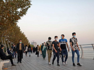 ެތެހެރާންގައި މީހުން މާސްކު އަޅައިގެން