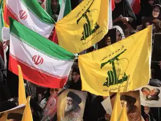 އީރާނުން އިޒްރޭލަށް އަމާޒުކޮށް ގިނަ އަދަދެއްގެ މިސައިލް ހަމަލާތަކެއް ފޮނުވާލިތާ 24 ގަޑިއިރު ވެސް ނުވަނީސް، 2024 އޮކްޓޫބަރު 2 ވީ ބުދަ ދުވަހު ތެހެރާންގައި ބޭއްވި މުޒާހަރާގެ ބައިވެރިން ދިދަތަކާއި އަވަހާރަކޮށްލާފައިވާ ލީޑަރުންގެ ފޮޓޯތައް އުފުލާފައިވާއިރު، މީގެ ތެރޭގައި އިޒްރޭލުން އަވަހާރަކޮށްލާފައިވާ ލުބުނާނުގެ ހިޒްބުالله ޖަމާއަތުގެ ސެކްރެޓަރީ ޖެނެރަލް ހަސަން ނަސްރުاللهގެ ފޮޓޯތައް ވެސް ހިމެނޭ (ފައިލް).