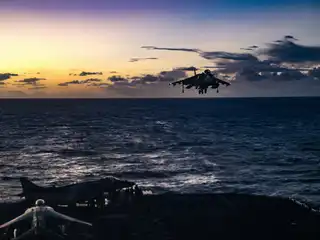 ކެރިބިއަން ކަނޑުގައި އޮތް އެމެރިކާގެ މަނަވަރަކަށް އަސްކަރީ މަތިންދާ ބޯޓެއް ޖައްސަނީ