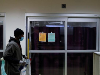 ކެލިފޯރނިއާގައި މީހަކު މާސްކު އަޅައިގެން ހިނގާފައިދަނީ