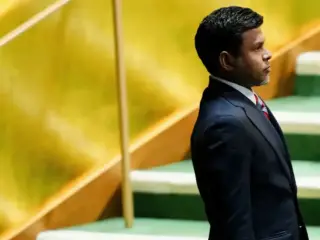 އެމެރިކާގެ ނިއުޔޯކްގައި ކުރިއަށްދާ އދ. ގެ އާންމު މަޖިލީހުގެ ޖަލްސާގައި ތަގުރީރު ކުރެއްވުމަށްޓަކައި، ރައީސުލްޖުމްހޫރިއްޔާގެ ނައިބު ހުސައިން މުހައްމަދު ލަތީފް 2026 ސެޕްޓެމްބަރު 25 ވީ ހުކުރު ދުވަހު މަޖިލީހުގައި ތަޅުމުގައި