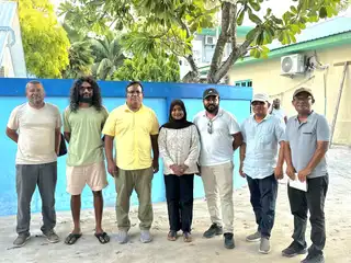  ބ.ދޮންފަނު ކައުންސިލްގެ އަންހެނުންނަށް ޚާއްސަކޮށްފައިވާ ގޮނޑީގެ ދެވަނަ ބުރުގެ އިންތިޚާބު މޯލްޑިވިއަން ޑިމޮކްރެޓިކް ޕާޓީ އެމްޑީޕީގެ ކެނޑިޑޭޓް އައިމިނަތު ރަފާހް، ކެމްޕެއިން ތެރެއިން ނަގާފައިވާ ފޮޓޯ އެއް
