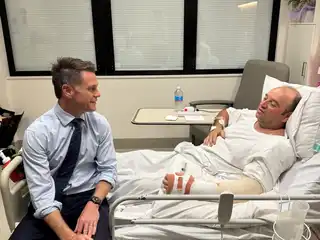 ނިއު ސައުތު ވޭލްސްގެ ޕްރިމިއާ ކްރިސް މިންސް ހޮސްޕިޓަލުގައި ފަރުވާ ހޯދަމުންދާ އަހުމަދު އަށް ޒިޔާރަތް ކުރެއްވި