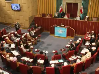 ތެހެރާންގައި 2019 ވަނަ އަހަރުގެ މާރިޗު މަހުގެ 12 ވަނަ ދުވަހު ބޭއްވި އީރާނުގެ އެސެމްބްލީ އޮފް އެކްސްޕާޓްސްގެ ބައްދަލުވުމެއްގައި އެ މަޖިލީހުގެ މެންބަރުން ބައިވެރިވެވަޑައިގަންނަވަނީ.