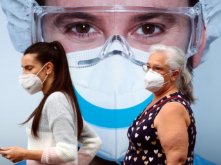 މެޑްރިޑްގެ މަގުމަތީގައި ދެ މީހަކު މާސްކު އަޅައިގެންދަނީ