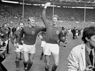 ވޯލްޑް ކަޕް ތަށްޓާއެކު ޖެކް ކާލްޓަން އަދި އިންގްލެންޑް ޓީމުގެ ކުޅުންތެރިން: ކާލްޓަން މަރުވެފައިވަނީ އުމުރުން 85 އަހަރުގައި