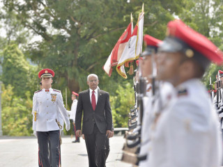 ސިންގަޕޫރު ސަރުކާރުން ރަސްމީގޮތުން މަރްޙަބާ ދެންނެވުން ސިންގަޕޫރުގެ ރައީސާގެ ރަސްމީ ގަނޑުވަރު އިސްތާނާ އަށް ރައީސް ސޯލިހު ވަޑައިގަންނަވަނީ