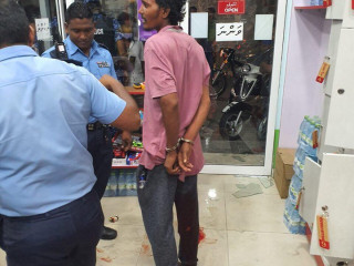 ހަމަނުޖެހުން ހިންގައި އިހުސާން ފިހާރައިގެ ބިއްލޫރިގަނޑު ތަޅާލައިފި