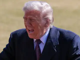 އީރާންގެ މަޝްވަރާތަކާ މެދު ޓްރަމްޕް ހިތްހަމަ ނުޖެހޭ، ހަމަލާ ދިނުމާ މެދު އަދި ގޮތެއް ނުނިންމާ