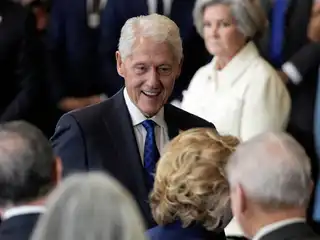 ހޮޓް ޓަބެއްގައި އިނީ ކޮން އަންހެނެއް ކަމެއް ނޭނގޭ، ޖިންސީ އެއްވެސް ގުޅުމެއް ނުހިންގަން: ބިލް ކްލިންޓަން 