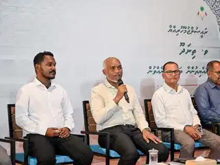 ވ. ތިނަދޫގެ އިސްވެރިންނާ އަދި ރައްޔިތުންނާއެކު ރައީސް މުއިއްޒު ބޭއްވެވި ބައްދަލު ކުރެއްވުމުގެ ތެރެއިން 
