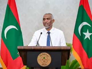 ތެލުގެ އަގު ބޮޑުވާނެ ކަމުގެ އެއްވެސް އިޝާރާތެއް ނެތް ކަމަށް ރައީސުލްޖުމްހޫރިއްޔާ ޑރ. މުޙައްމަދު މުއިއްޒު ވިދާޅުވިތާ އެންމެ ދެ ދުވަސް ތެރޭގައި، ރާއްޖޭގެ ބާޒާރުގައި ތެލުގެ އަގު ވަނީ ރެކޯޑު މިންވަރަކަށް ބޮޑުވެފަ
