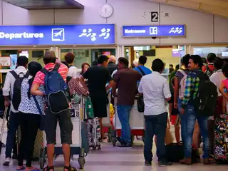 ވަޒަން އަޅައިފައިވާ މެގަޒިނަކާއެކު ރާއްޖެ އެތެރެވި އެމެރިކާ މީހާގެ ބަންދަށް 10 ދުވަސް ޖަހައިފި 