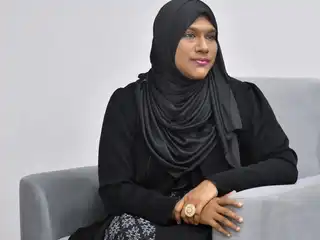 ރައީސް މުއިއްޒުގެ ކޮއްކޯފުޅު، މެންބަރު ސައުދާގެ އެކައުންޓަށް 2.4 މިލިއަން ރުފިޔާ ނަގުދު ފައިސާއިން ޖަމާކުރި މައްސަލައެއް ފެންމަތިވެއްޖެ 