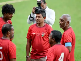 ފީފާގެ ރައީސް އިންފަންޓީނޯ ރާއްޖެ ވަޑައިގެންނެވި ދުވަހު ކުޅުނު މެޗުގެ ތެރެއިން، ރައީސް މުޢިއްޒު އާއި، ނައިބު ރައީސް ޙުސެއިން އަދި ރައީސް މުޢިއްޒުގެ ދަރިކަލުން އުމެއިރު