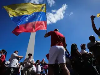 މަދޫރޯ ހައްޔަރު ކުރުން: ދުނިޔޭގެ އެކި ކަންކޮޅު ތަކުގައި ތިބި ވެނެޒުއެލާގެ ރައްޔިތުން އުފާ ފާޅު ކުރަނީ 