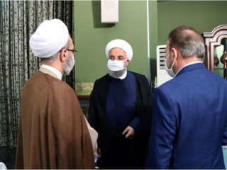 އިރާންގެ ރައީސް ހަސަން ރޫހާނީ މާސްކު އަޅުއްވައިގެން