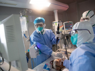 ފްރާންސުގައި ކޮވިޑް-19 ޖެހިފައިވާ ޙާލުދެރަ ބަލި މީހަކަށް ފަރުވާދެނީ