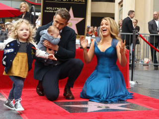 ފިލްމީ ތަރި ރަޔަން ރެނޮލްޑްސްއަށް \"ހޮލީވުޑް ވޯކް އޮފް ފޭމް\" ޝަރަފު ލިބުނު ހަފްލާގައި އާއިލާއާ އެކު