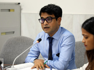 އެންވަޔަރަމަންޓް އެންޑް ކްލައިމޭޓް ޗޭންޖް ކޮމެޓީގެ ބައްދަލުވުމެއްގައި ކޮމެޓީގެ މުގައްރިރު، އަހުމަދު ސަލީމް