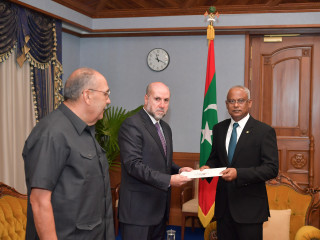 ރައީސް އިބްރާހިމް މުހައްމަދު ސޯލިހު (ކ) އަދި ފަލަސްތީނުން ރާއްޖެއަށް ކަނޑައަޅުއްވާފައި ހުންނަވާ ސަފީރު (ވ)؛ ދިވެހިރާއްޖެއިން ވަނީ މި ދަނޑިވަޅުގައި އިސްރޭލުން ކުރަމުންދާ ލާއިންސާނީ އަމަލުތައް ކުށްވެރިކ